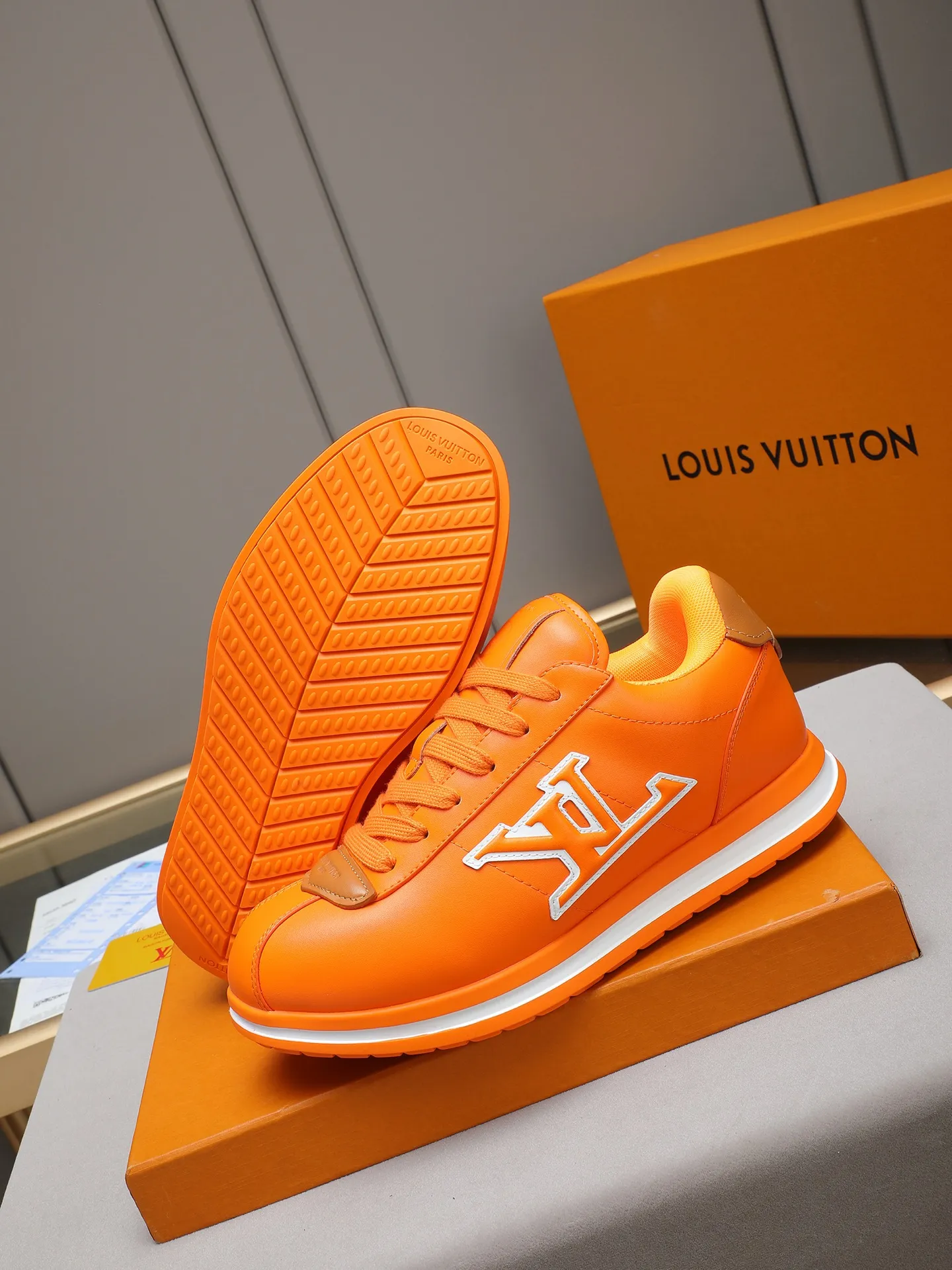 PP560 LV Louis Vuitton L Jialu Brand Runner Tatic Series Thick-soled Casual Sports Shoes Running Shoes Original purchase, development and production This LV Runner Tatic sports shoe combines technical materials such as mesh fabric and ribbons to interpret the inspiration of traditional mountaineering shoes. LV letters are written on one side, the lariat buckle of the quick lacing system is embellished with Monogram flowers and Louis Vuitton logos, and the light and wear-resistant rubber outsole completes the whole. ▪️Fabric: Original imported cowhide + mesh ▪️Inner lining: Original customized breathable mesh ▪️Sole: Original open-molded anti-slip rubber combination material ▪️Size: Men's 38-44 (customized for 45 and 46)